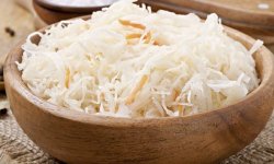 Квашена капуста на ніч: харчова цінність, вплив на організм, користь чи шкода