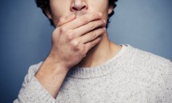 Як швидко позбавитися від запаху цибулі з рота: чим можна перебити