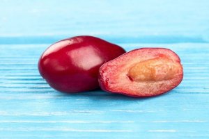 Кісточки кизилу: фото, чи можна їсти і розчиняються чи в шлунку, корисні властивості і протипоказання