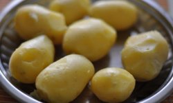 Чому картопля чорніє після варіння і смаження, чи можна їсти