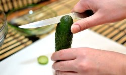 Як прибрати гіркоту з огірків перед консервуванням: способи позбавлення, відео