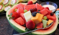 З якими фруктами і продуктами поєднується кавун: особливості вживання