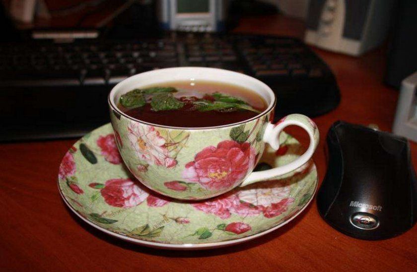 Заварювання чаю з вишневих листя