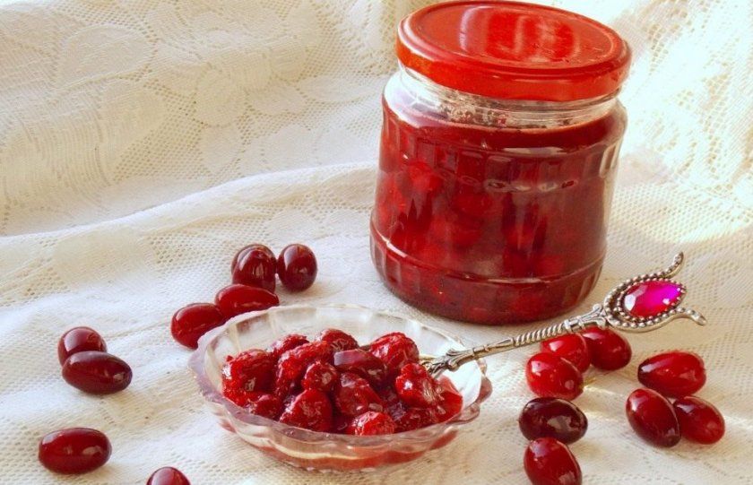 Варення з ягід кизилу