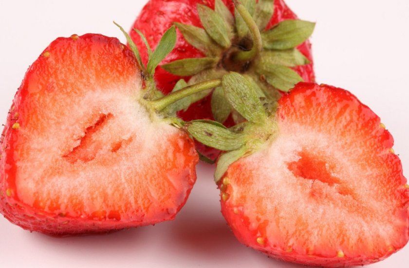 Плоди полуниці з порожньою серединкою