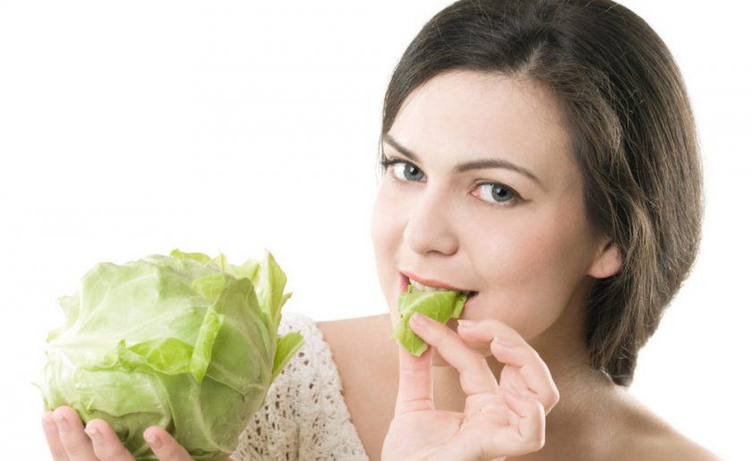 Жінка їсть капусту