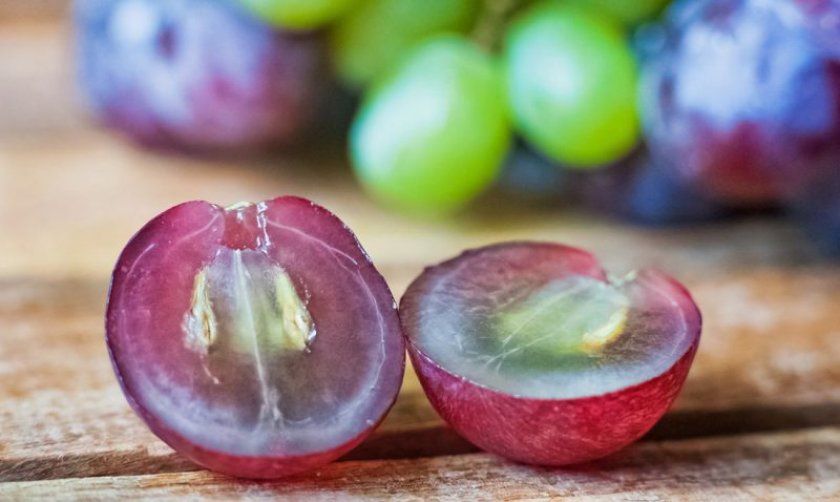 Чи можна їсти виноград з кісточками