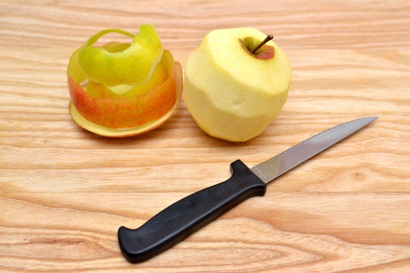Очищати чи яблуко від шкірки