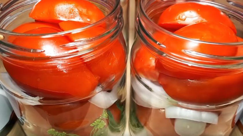 Заповнення банки томатами і цибулею