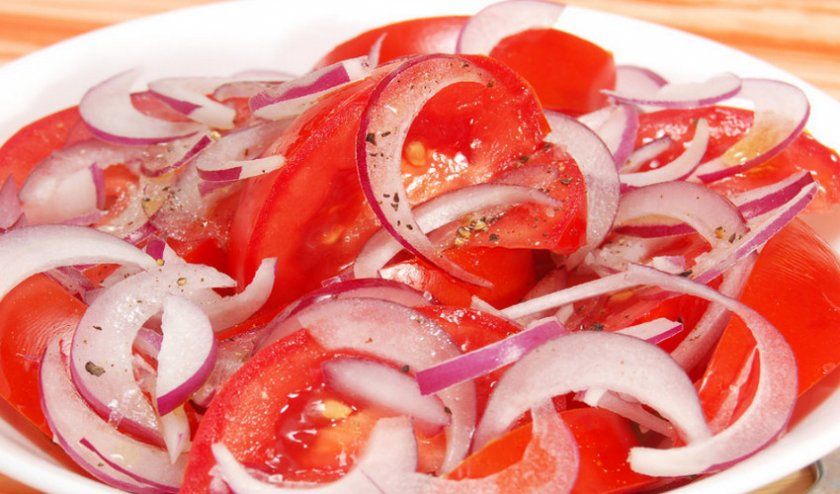 Салат з томатів і цибулі