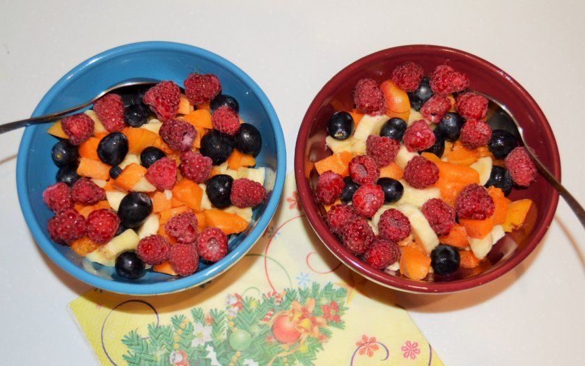 Ягідно-фруктовий десерт з малиною