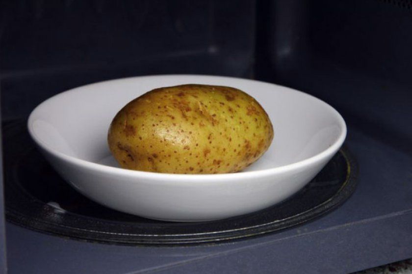 Картопля в мікрохвильовці