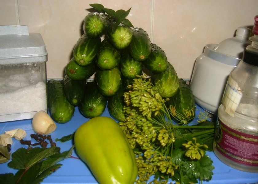 Солоні огірки з болгарським перцем в відрі