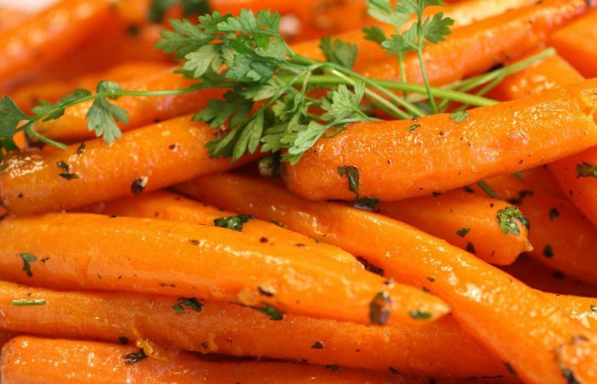 Запечена морква з травами