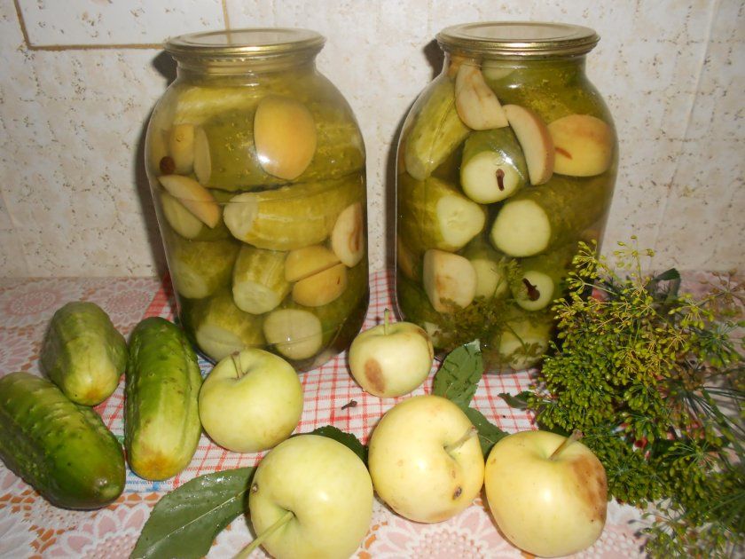 Солоні огірки з яблуками