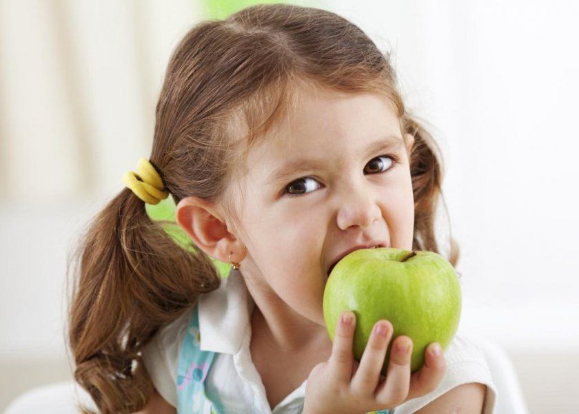 Користь яблук для дітей