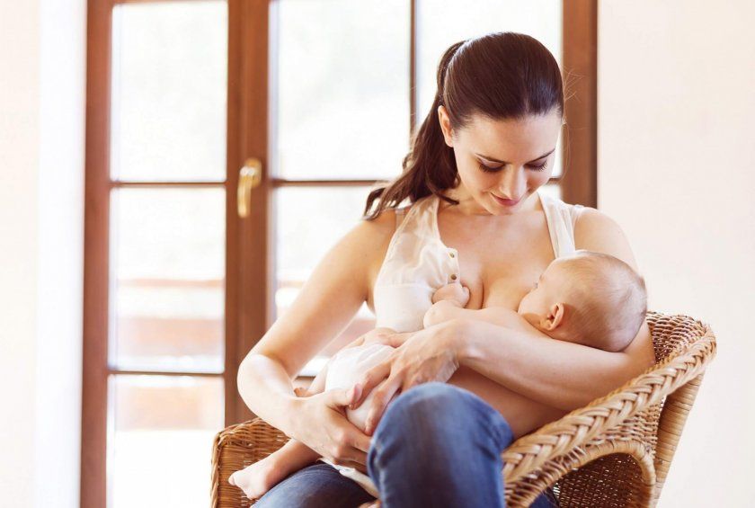 Жінка годує дитину грудьми