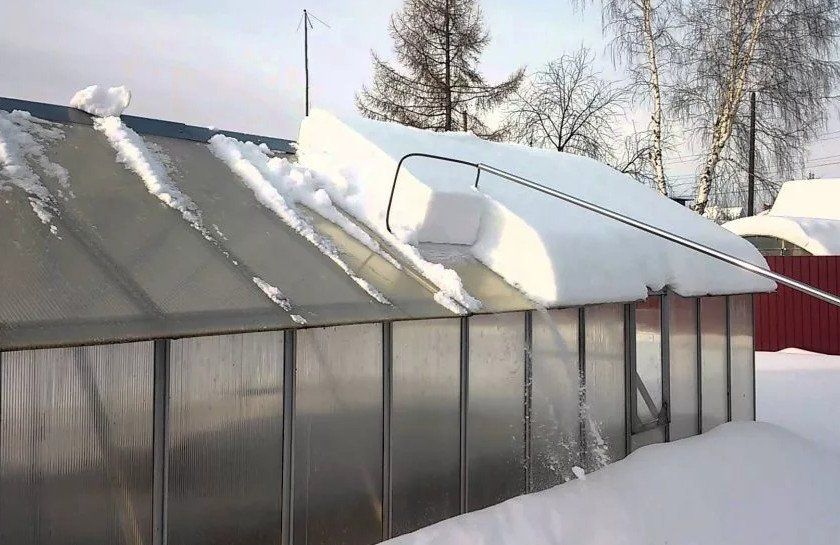 Чистка даху теплиці від снігу