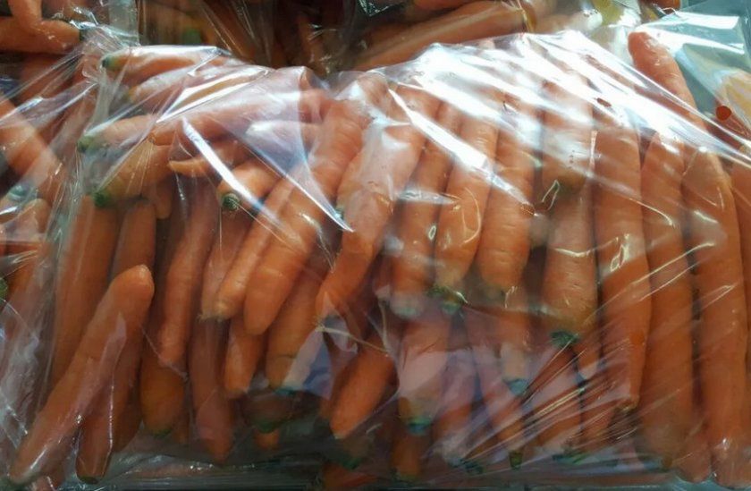 Морква в поліетиленових пакетах