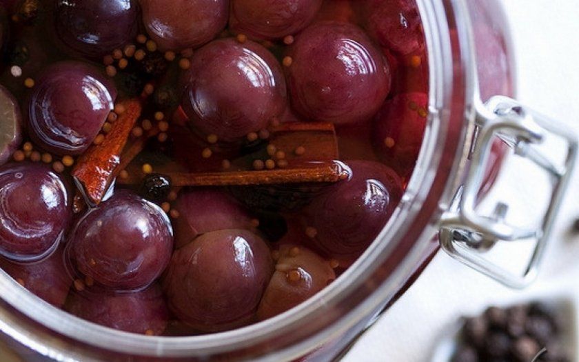 Маринований виноград з сухою гірчицею