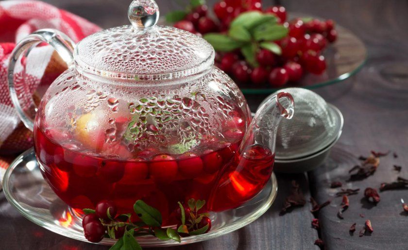 Брусничний чай з листям і ягодами